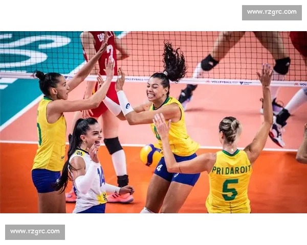 中国女排鏖战赛尔维亚激情四溢 决胜局角逐演绎精彩对决